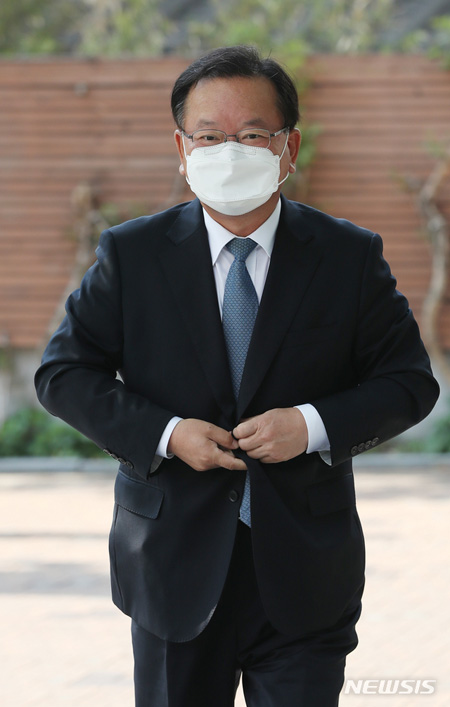 [서울=뉴시스]김부겸 국무총리 후보자가 3일 오전 인사청문회 준비사무실이 마련된 서울 종로구 통의동 금융감독원 연수원으로 출근하고 있다. 2021.05.03.