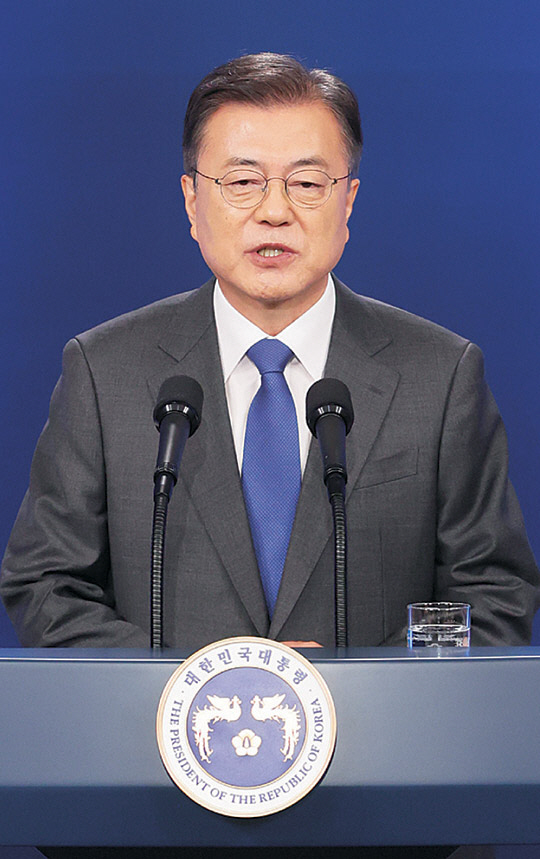 문재인 대통령이 10일 오전 청와대 춘추관에서 취임 4주년 특별연설을 하고 있다.  연합뉴스