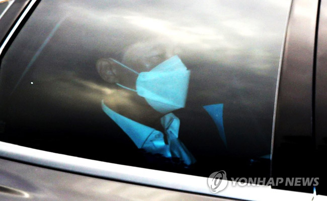 (서울=연합뉴스) 박동주 기자 = 이성윤 서울중앙지검장이 29일 오전 서울 서초동 서울중앙지검으로 출근하고 있다. 김학의 전 법무부 차관의 불법 출국금지 의혹 사건으로 기소될 위기에 처한 이성윤 서울중앙지검장이 이날 열리는 검찰총장 후보추천위원회에서 논의하는 후보군에 포함될지 여부에 관심이 쏠리고 있다. 2021.4.29