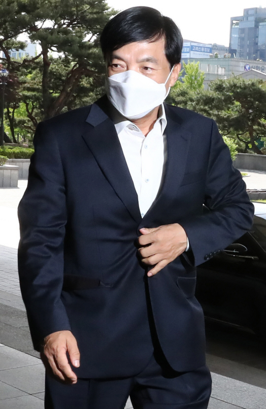 ‘김학의 불법 출금 수사 방해’ 직권남용 혐의 기소가 임박해 사퇴론에 휩싸인 이성윤 서울중앙지검장이 11일 오전 굳은 표정으로 서울 서초구 서울중앙지검으로 출근하고 있다.