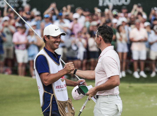 로리 매킬로이(오른쪽)가 10일(한국시간) PGA투어 웰스파고챔피언십에서 우승한 뒤 캐디 해리 다이아몬드와 기쁨을 나누고 있다.   EPA연합뉴스