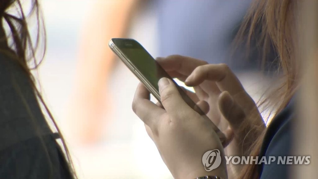 스마트폰 보는 시민 [연합뉴스TV 제공. 재판매 및 DB 금지]