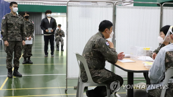 지난달 29일 육군 50사단의 30세 이상 군인 및 군무원들이 사단 사령부에 위치한 접종센터인 강철 체육관에서 신종 코로나바이러스 감염증(코로나19) 백신 예방접종을 하고 있는 모습.  육군 50사단 제공