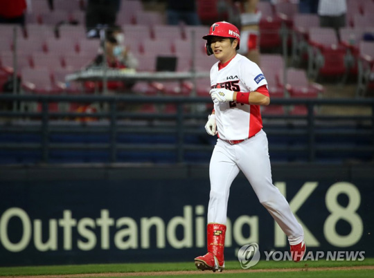 (광주=연합뉴스) 11일 광주-기아챔피언스필드에서 열린 2021 KBO 프로야구 LG 트윈스와 KIA 타이거즈의 경기에서 KIA 김민식(오른쪽)이 2회 말 1사 1, 2루 때 스리런홈런을 날리고 홈인하고 있다. 2021.5.11