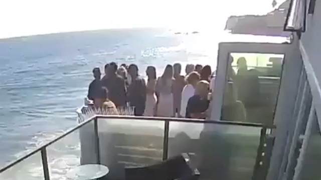 붕괴 사고가 일어나기 직전 발코니 위에 15~20명의 사람이 모여 있는 폐쇄회로 영상. *재판매 및 DB 금지