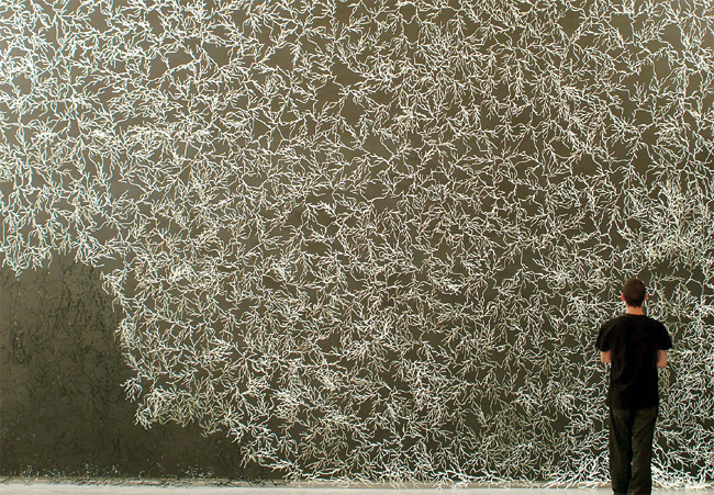 프랑스 디자이너 부홀렉 형제의 대표작으로 평가받는 ‘알그’의 모습. 나뭇가지 모양의 플라스틱을 레고 블록처럼 끼워 만들었는데, 마치 식물 넝쿨처럼 보인다.