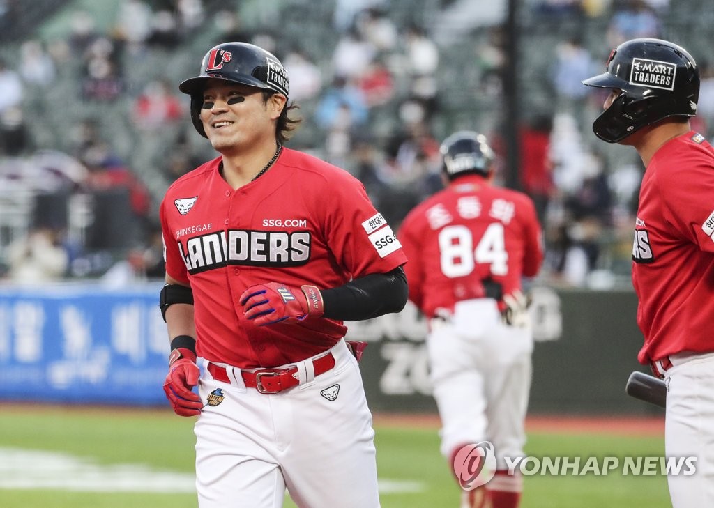 (부산=연합뉴스) 12일 부산 사직구장에서 열린 2021 KBO 프로야구 SSG 랜더스와 롯데 자이언츠 경기. 1회 초 2사 SSG 추신수가 우측담장을 넘기는 솔로 홈런을 치고 홈인하고 있다. 2021.5.12