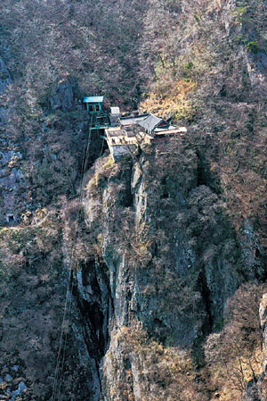 아찔한 수직의 벼랑에다 아슬아슬 매달듯 지은 전남 담양 추월산의 암자 보리암. 스스로 벼랑 끝으로 밀어붙이는 수도자의 비장한 정신이 느껴지는 곳이다.
