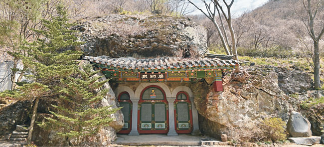 전북 완주의 청량산 정상 바로 아래 벼랑에 들어선 절집 원등사의 약사전. 바위 동굴에다 들보와 기와를 얹어 기막힌 법당을 만들었다.