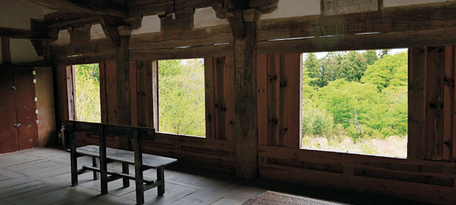 전남 순천의 선암사가 거느리고 있는 작은 암자 대각암의 누각 대선루. 누각 마루의 나무의자에 앉으면 창 안으로 숲의 초록이 밀려든다.