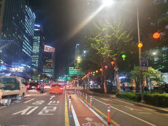 12일 서울 종로1가 종각역 방향 도로 한복판에 자전거도로가 설치돼있다. 서울시는 자전거도로 현황 파악을 위해 전수 실태조사를 벌이고 있다.