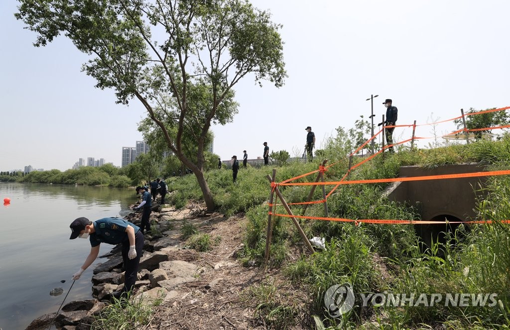 (서울=연합뉴스) 김도훈 기자 = 13일 오전 서울 서초구 반포한강공원 택시승강장 부근에서 경찰들이 고(故) 손정민 씨 친구의 휴대폰 수색 작업을 벌이고 있다. 2021.5.13