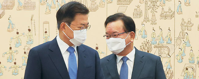 문재인 대통령이 14일 오전 청와대에서 김부겸(오른쪽) 신임 국무총리에게 임명장을 수여한 뒤 이야기를 나누고 있다. 연합뉴스