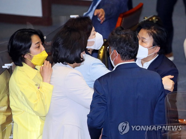(서울=연합뉴스) 진성철 기자 = 13일 국회 본회의에서 김부겸 국무총리 후보자 임명동의안 표결을 앞두고 더불어민주당 문정복 의원(오른쪽)이 정의당 배진교 원내대표의 의사진행발언에 대해 항의하자 정의당 류호정 의원(왼쪽)이 문 의원에게 맞대응하고 있다. 2021.5.13