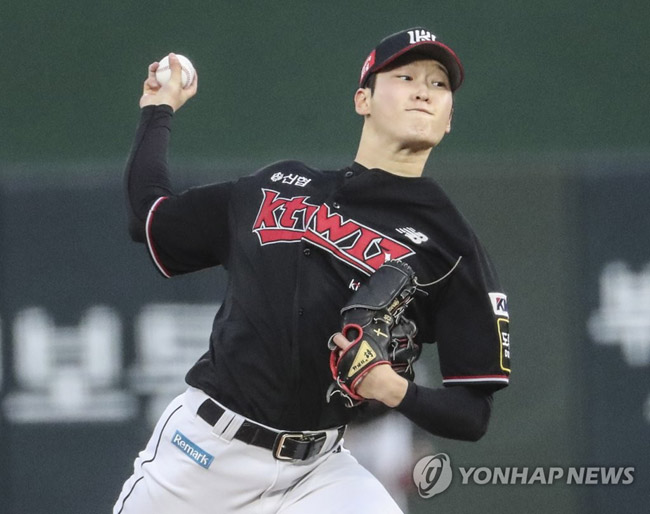 (부산=연합뉴스) 강덕철 기자 = 14일 부산 사직구장에서 열린 2021 KBO 프로야구 kt 위즈와 롯데 자이언츠 경기. 1회 말 kt 선발투수 배제성이 투구하고 있다. 2021.5.14