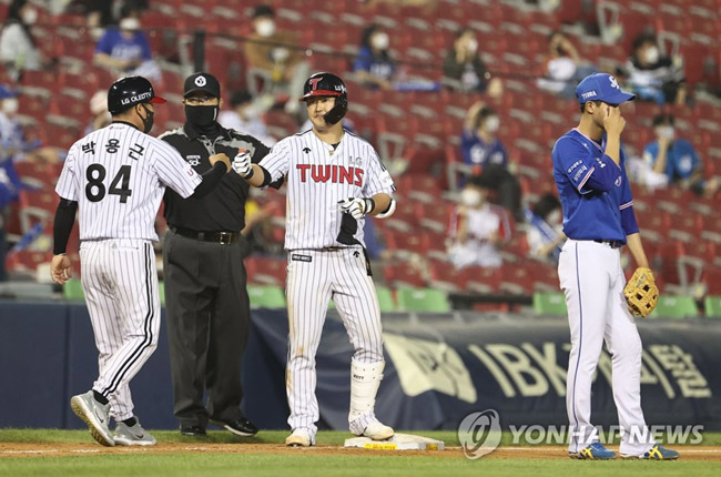 (서울=연합뉴스) 한종찬 기자 = 14일 오후 서울 잠실야구장에서 열린 2021 KBO 리그 LG 트윈스 대 삼성 라이온즈의 경기. 7회말 무사에서 LG 정주현이 3루타를 친 뒤 세리머니를 하고 있다.
