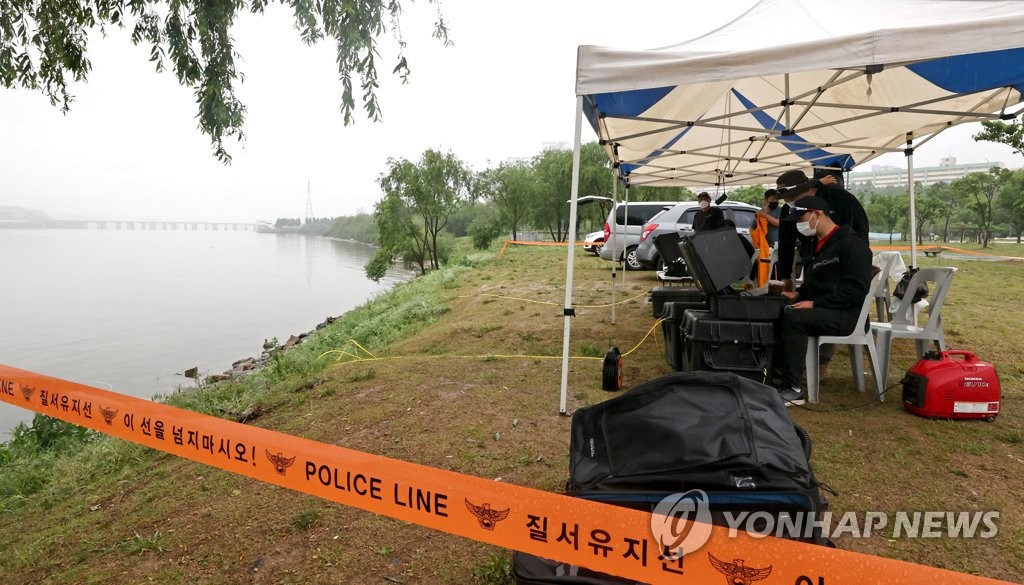 (서울=연합뉴스) 16일 오전 서울 반포한강공원 택시 승강장 인근에서 해군 군사경찰 관계자 등이 원격무인잠수정(ROV)을 이용해 고 손정민 씨 친구의 휴대폰을 수색하고 있다. 2021.5.16