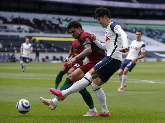 토트넘 홋스퍼의 손흥민(오른쪽)이 16일 밤(한국시간) 영국 런던의 토트넘 홋스퍼 스타디움에서 열린 EPL 경기에서 패스를 시도하고 있다.  AP 연합뉴스