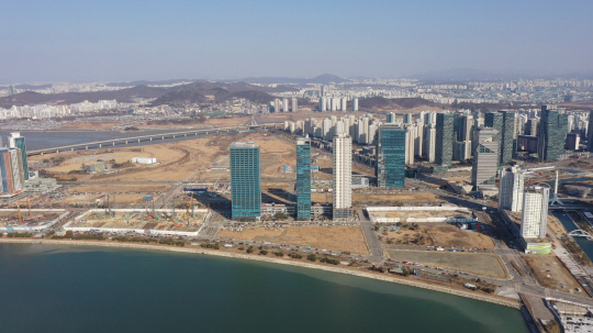 인천지역은 올해 도시개발사업과 교통시설 확충이 급속히 진행되면서 기존 및 신규 주택시장 모두 수요자의 관심이 쏠리고 있다. 인천 연수구 송도신도시 모습. 포스코건설 제공