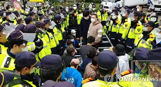 8일 오전 경북 성주군 초전면 소성리 사드기지 입구에서 주민과 경찰이 대치하는 모습. 소성리 종합상황실 제공