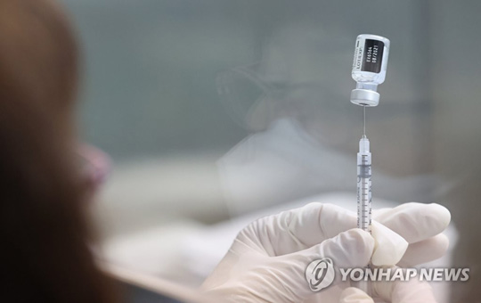 화이자 백신 준비하는 관계자 [연합뉴스 자료 사진]