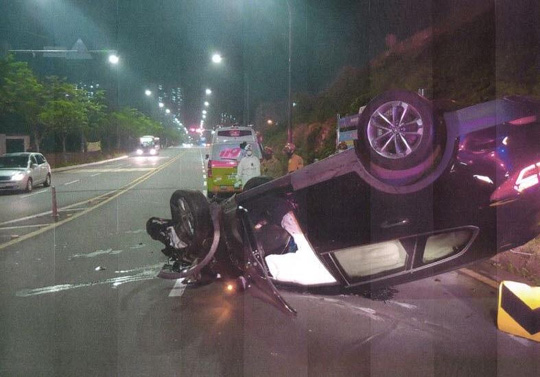 전복된 승용차 [부산경찰청 제공. 재판매 및 DB 금지]