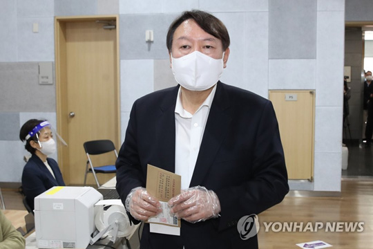 (서울=연합뉴스) 윤석열 전 검찰총장이 4·7 서울시장 보궐선거 사전투표 첫날인 2일 서울 서대문구 남가좌1동 주민센터에 마련된 사전투표소에서 투표하고 있다. 2021.4.2