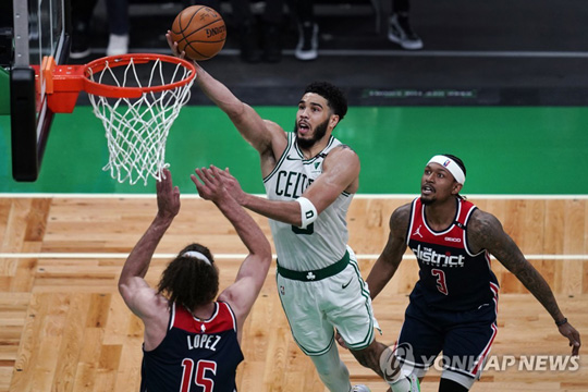 워싱턴과 경기에서 골밑 득점을 시도하는 보스턴 테이텀(가운데). [AP=연합뉴스]