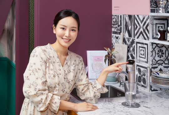 모듈형 정수 시스템을 구현한 ‘삼성 BESPOKE 정수기’를 모델이 소개하고 있다.
