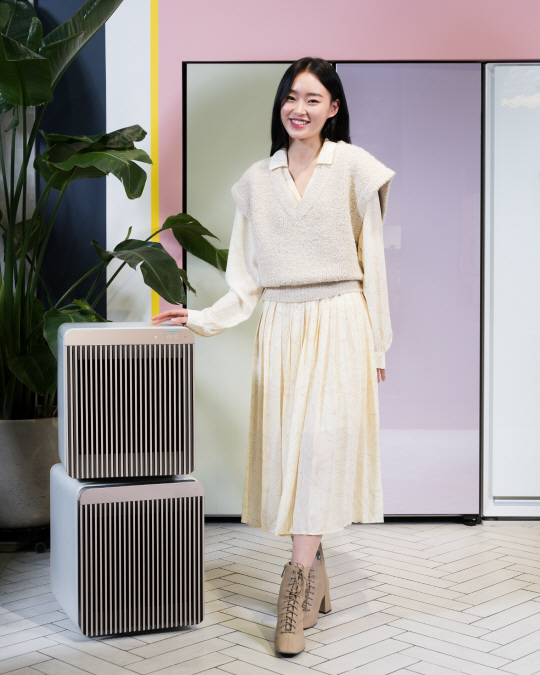 삼성전자 모델이 삼성디지털프라자 강남본점 5층 라이프스타일 쇼룸에서 공기청정기 ‘BESPOKE 큐브™ Air’를 소개하고 있다.  삼성전자 제공