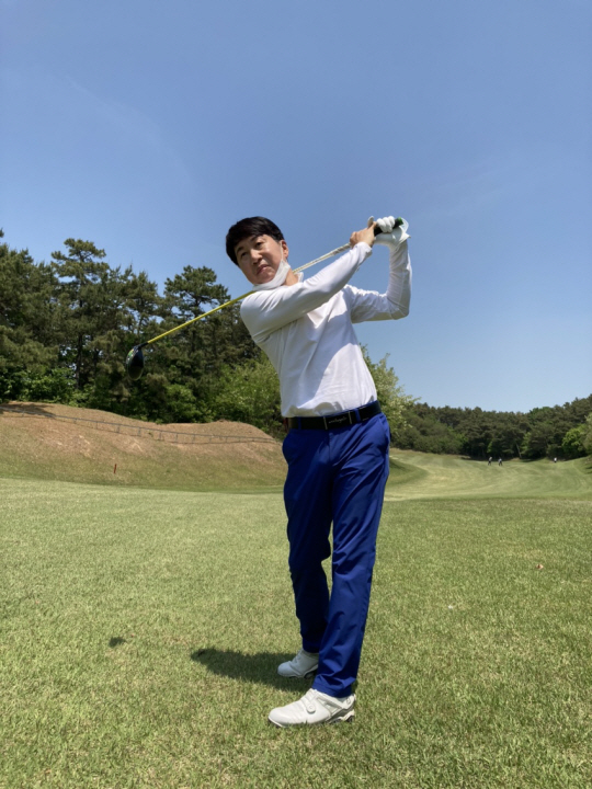 장일환 씨가 지난 13일 경기 용인의 경찰체력단련장에서 라운드 중 페어웨이 우드 샷을 하고 있다. 장일환 제공