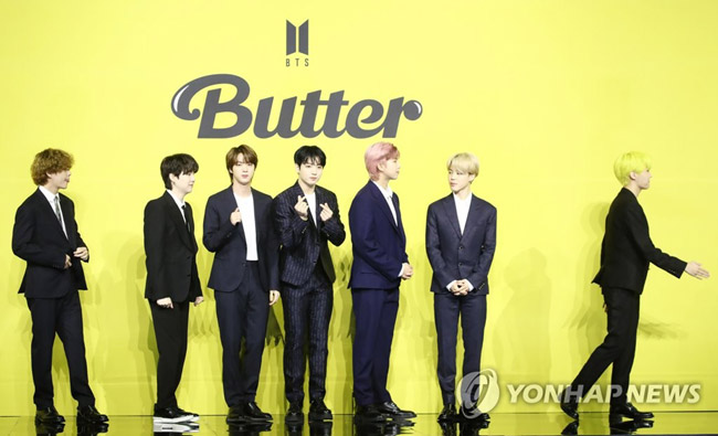 (서울=연합뉴스) 진연수 기자 = 그룹 방탄소년단(BTS)이 21일 오후 서울 송파구 올림픽공원 올림픽홀에서 열린 새 디지털 싱글 ‘버터’(Butter) 발매 글로벌 기자간담회에서 포토타임 후 퇴장하고 있다. 2021.5.21