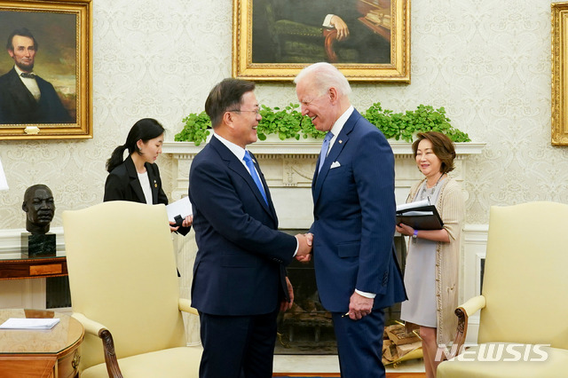 [워싱턴=뉴시스]문재인 대통령이 21일 오후(현지시간) 미국 워싱턴 백악관 오벌오피스에서 열린 소인수 회담에 참석해 조 바이든 미국 대통령과 악수를 하고 있다. 2021.05.22.