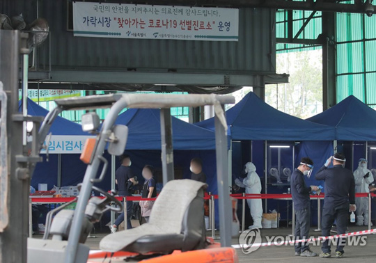 (서울=연합뉴스) 21일 오후 서울 송파구 가락농수산물종합도매시장에 설치된 선별진료소에서 상인 등 시장 종사자들이 코로나19 검사를 받고 있다. 2021.5.21