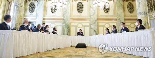 (워싱턴=연합뉴스) 문재인 대통령이 22일 오전(현지시간) 워싱턴 한 호텔에서 열린 ‘한미 백신 기업 파트너십 행사’에서 발언하고 있다. 왼쪽부터 안재용 SK바이오사이언스 대표, 권준욱 국립보건연구원장, 스탠리 어크 노바백스 CEO, 문승욱 산업통상자원부 장관, 하비에르 베세라 미국 보건장관, 문 대통령, 권덕철 보건복지부 장관, 스테판 반셀 모더나 CEO, 최태원 대한상공회의소 회장, 존 림 삼성바이오로직스 대표. 2021.5.23