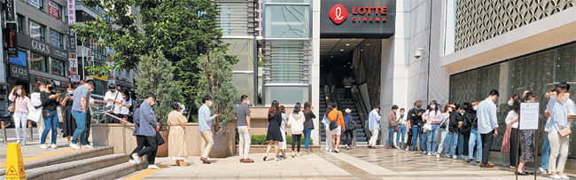 신종 코로나바이러스 감염증(코로나19) 사태에도 지난 22일 오전 서울 중구 롯데백화점 본점 앞에 샤넬 매장의 개장을 기다리는 고객들이 긴 줄을 선 채 기다리고 있다. 이날 오전 10시부터 진행된 사전 입장 대기등록에만 200명이 넘는 고객이 몰렸다.  이희권 기자