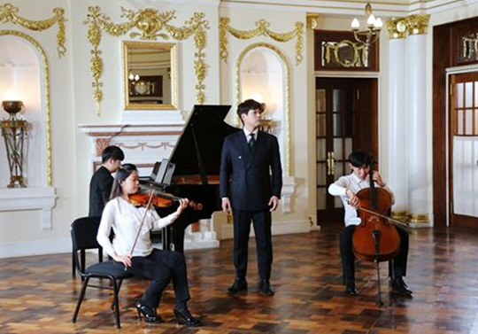 바리톤 김주택(서 있는 이)과 피아니스트 문성우(왼쪽)가 발달장애 바이올리니스트 송우련(왼쪽 두 번째), 첼리스트 김다빈과 함께 덕수궁 석조전에서 공연 영상을 촬영하고 있다.  문화재청 제공