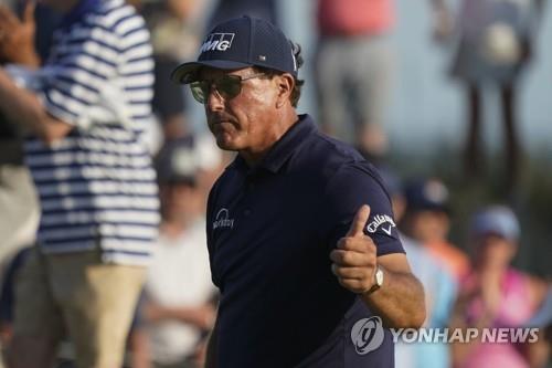 응원하는 관중에 엄지손가락을 들어 보이는 미컬슨. [AP=연합뉴스]