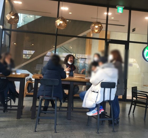 지난 1월 19일 방송인 김어준 씨가 서울 마포구의 한 커피 전문점에서 TBS 직원 등 6명과 모임을 했다고 주장한 누리꾼이 인터넷 커뮤니티에 올린 사진.