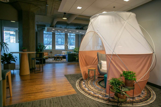 미국의 사무실 전문 인테리어 업체 ‘원워크플레이스’가 최근 워싱턴주 시애틀 시내에 마련한 신개념 사무실 공간 디자인 ‘워크베터 랩’의 거실 같은 공간에 텐트가 설치돼 있다. 시애틀PI 제공