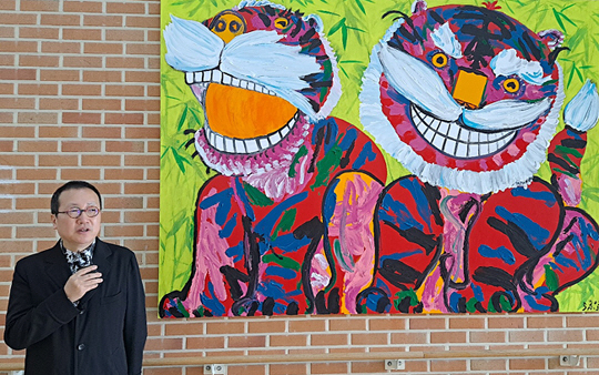 사석원 화백이 지난 4월 1일 푸르메재단에 기증한 ‘노래하는 호랑이’ 제막식에서 작품에 대해 설명하고 있다. 푸르메재단 제공