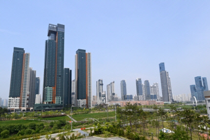 ‘최고 입지’ 지난 14일 세종시 한 아파트 단지. 관세청 산하기관인 관세평가분류원(관평원) 직원이 ‘세종시 특별공급(특공)’을 통해 분양받아 입주할 예정으로 입주 전 마무리 공사가 한창이다. 곽성호기자