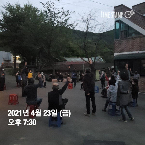 경기 파주시 광탄면 기산리 주민들이 지난 4월 23일 오후 이장 해임 논의를 위한 마을총회를 개최하고 있다. 주민 제공