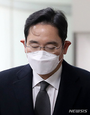 [서울=뉴시스] 이재용 삼성전자 부회장이 18일 오후 서울 서초구 서울고등법원에서 열리는 국정농단 관련 파기환송심 선고 공판에 출석하고 있다. 2021.01.18.