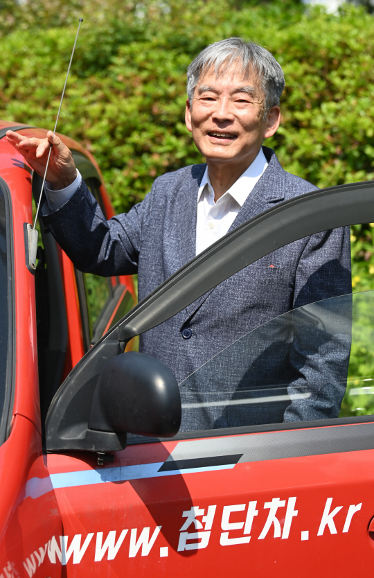 한민홍 첨단차 대표가 22년 전 구입한 경차를 직접 개조해 만든 자율주행차의 기능에 대해 설명하고 있다.  김낙중 기자