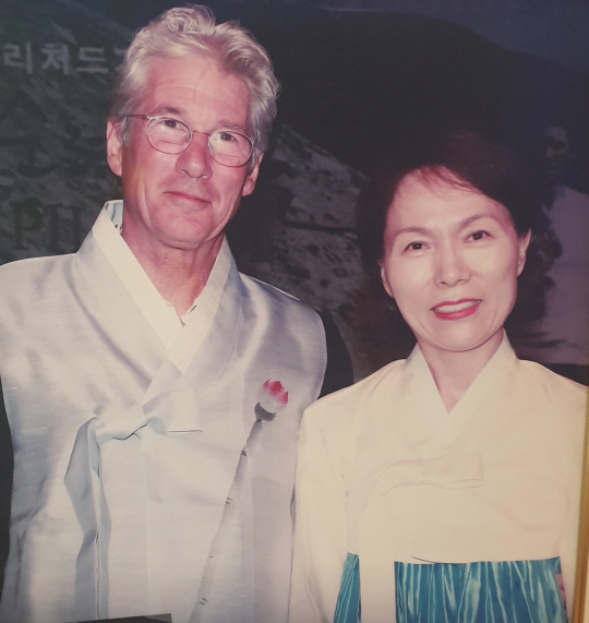미국 배우 리처드 기어가 지난 2011년 방한했을 때 한복을 입고 김혜순 명인과 함께 기념촬영을 했다. ‘김혜순 한복’ 제공