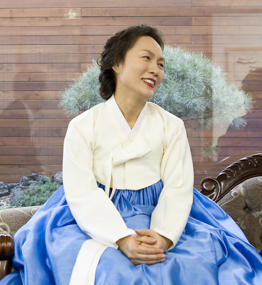 김혜순 한복 명인은 “우리 옷을 공부할수록 과학적 원리에 고개를 숙이게 된다”면서 “한복이 현대에도 세계적으로 통할 수 있다는 자신감이 있다”고 했다. 한국복식과학재단 제공