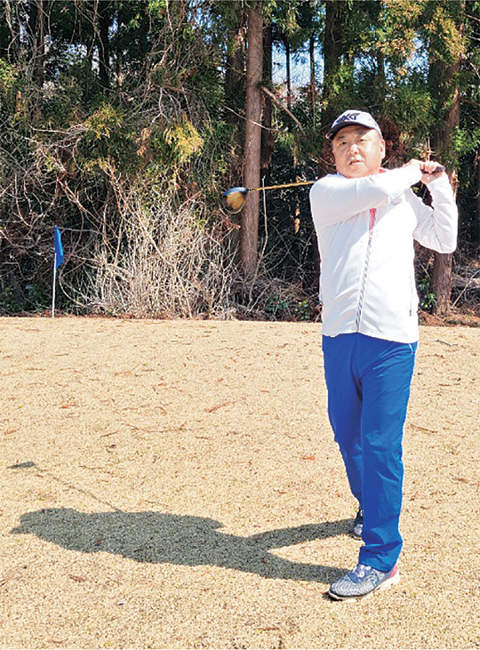 강희석 대표가 지난달 제주의 한 골프장에서 라운드 시작 전 드라이버로 연습스윙을 하며 몸을 풀고 있다.  강희석 제공