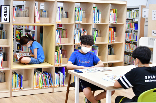 서울 중랑구에 거주하는 미취학 아동들이 ‘취학 전 1000권 읽기’ 캠페인에 참여, 중랑구립정보도서관에서 책을 읽고 있다.  중랑구청 제공