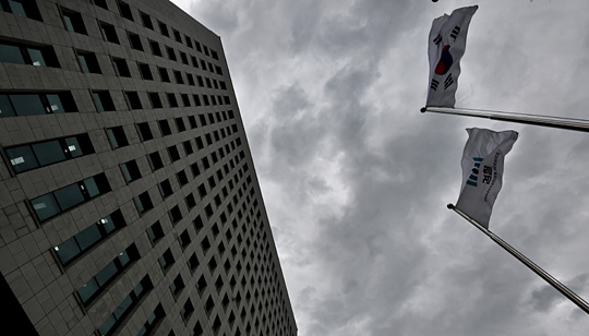 박범계 법무부 장관이 주도하고 있는 직접수사 축소 등 검찰조직 개편과 대대적 인사를 앞두고 검찰이 반발하고 있는 가운데 28일 오전 서울 서초동 대검찰청 청사 위로 짙은 먹구름이 끼어 있다.